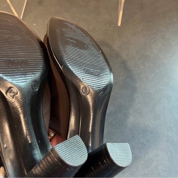 Onex sz 6 brown stretchy mules with crystal bling design - Picture 13 of 16